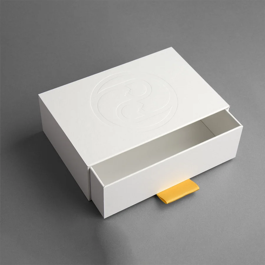 gift white boxes